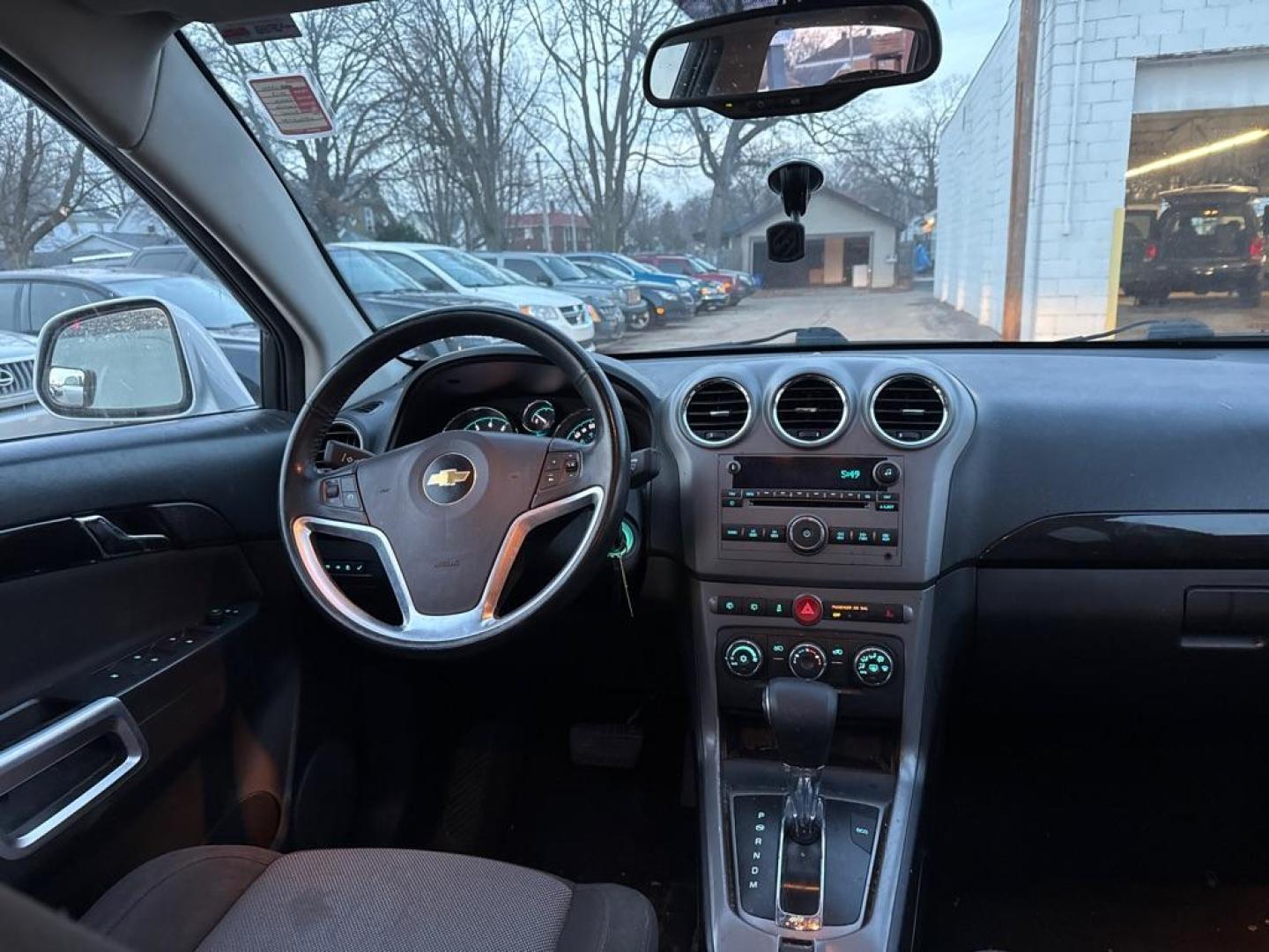 2013 SILVER CHEVROLET CAPTIVA LT (3GNAL3EK6DS) with an 2.4L engine, Automatic transmission, located at 1708 Broadway, Rockford, IL, 61104, (815) 397-5010, 42.252522, -89.069359 - Photo#5
