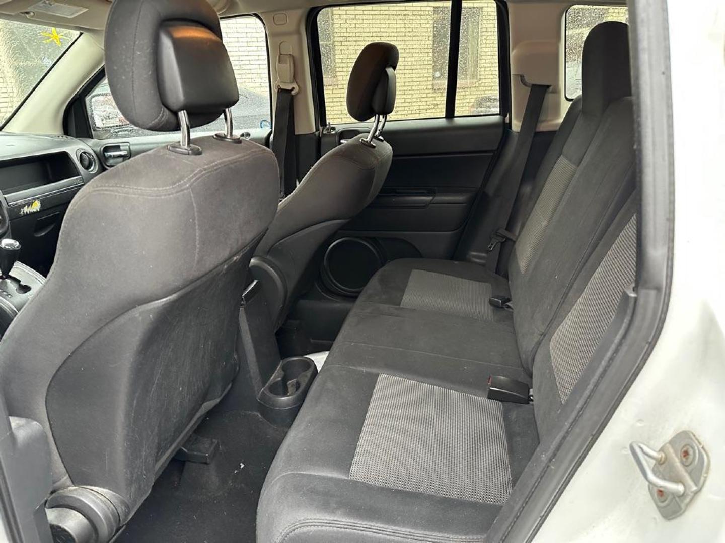2012 WHITE JEEP COMPASS (1C4NJDAB6CD) with an 2.4L engine, Continuously Variable transmission, located at 1708 Broadway, Rockford, IL, 61104, (815) 397-5010, 42.252522, -89.069359 - Photo#5