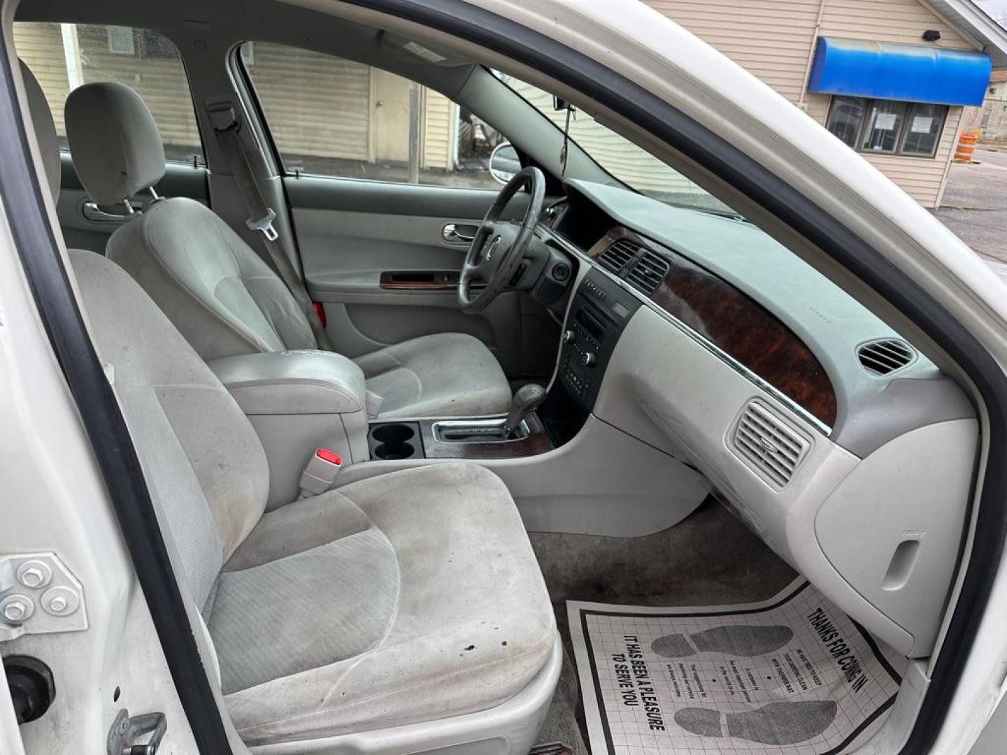 2009 WHITE BUICK LACROSSE CX (2G4WC582891) with an 3.8L engine, Automatic transmission, located at 1708 Broadway, Rockford, IL, 61104, (815) 397-5010, 42.252522, -89.069359 - Photo#4