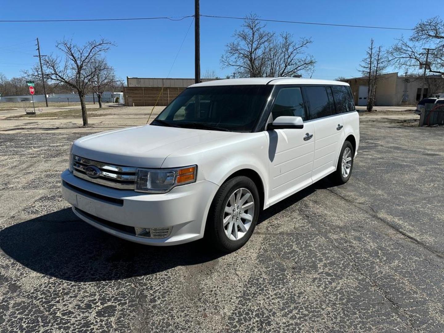 2009 WHITE FORD FLEX SEL (2FMEK62C89B) with an 3.5L engine, Automatic transmission, located at 1708 Broadway, Rockford, IL, 61104, (815) 397-5010, 42.252522, -89.069359 - Photo#0