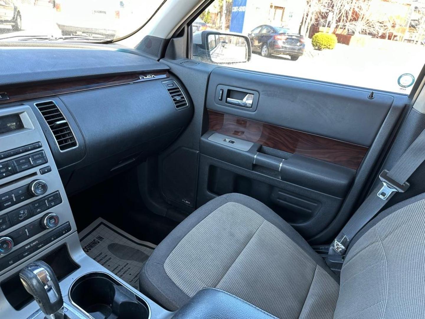 2009 WHITE FORD FLEX SEL (2FMEK62C89B) with an 3.5L engine, Automatic transmission, located at 1708 Broadway, Rockford, IL, 61104, (815) 397-5010, 42.252522, -89.069359 - Photo#11