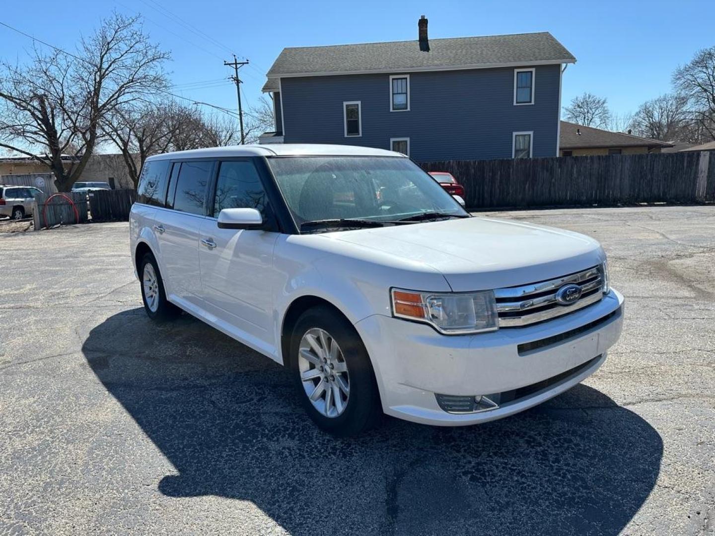 2009 WHITE FORD FLEX SEL (2FMEK62C89B) with an 3.5L engine, Automatic transmission, located at 1708 Broadway, Rockford, IL, 61104, (815) 397-5010, 42.252522, -89.069359 - Photo#1
