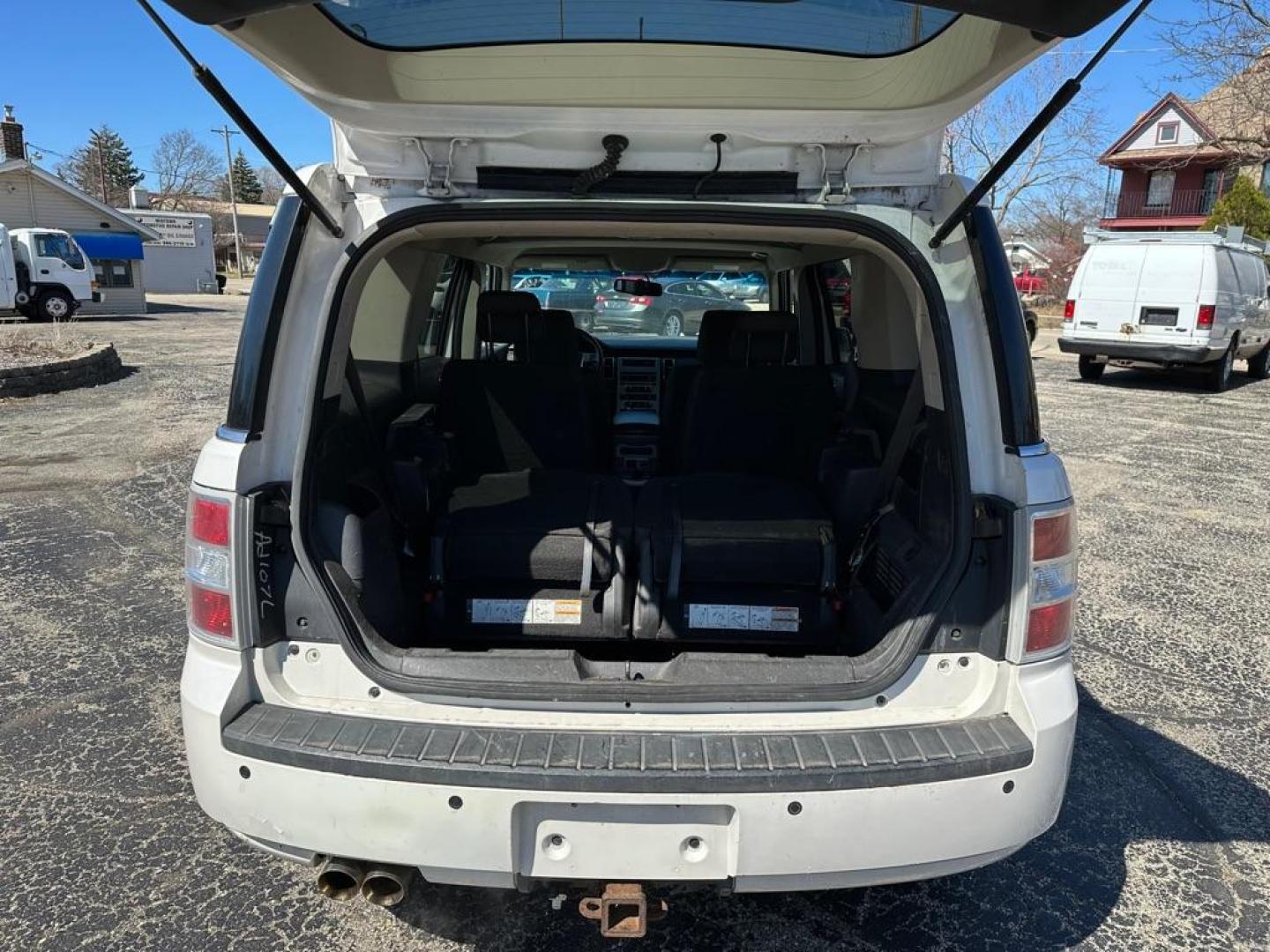 2009 WHITE FORD FLEX SEL (2FMEK62C89B) with an 3.5L engine, Automatic transmission, located at 1708 Broadway, Rockford, IL, 61104, (815) 397-5010, 42.252522, -89.069359 - Photo#4