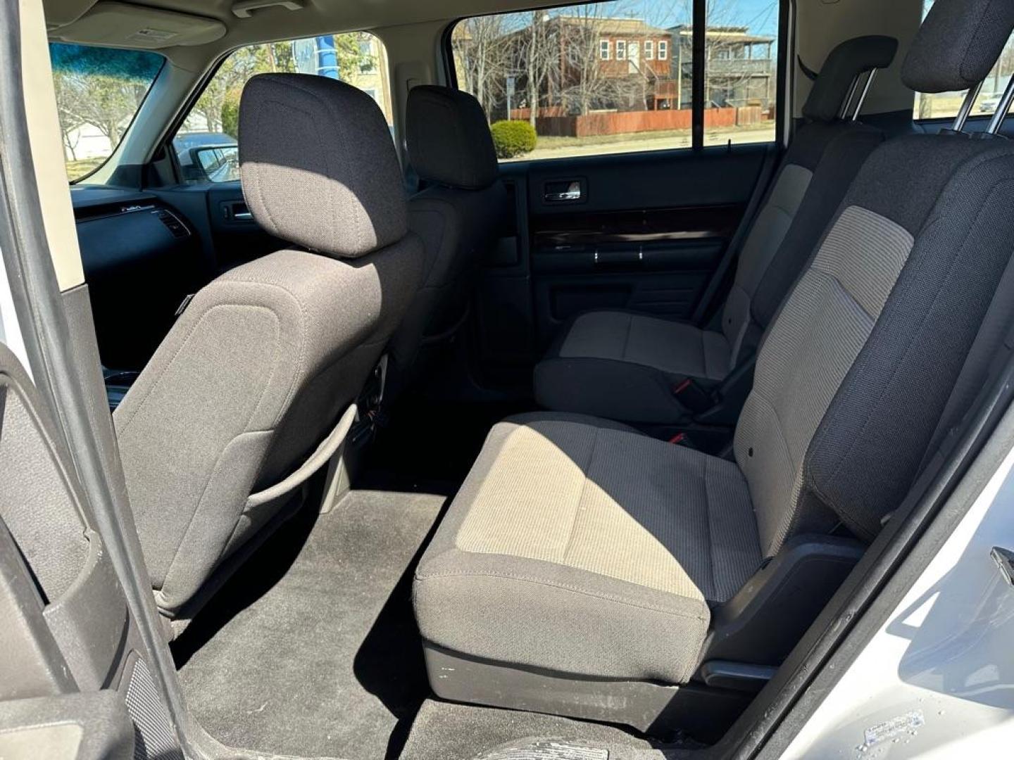 2009 WHITE FORD FLEX SEL (2FMEK62C89B) with an 3.5L engine, Automatic transmission, located at 1708 Broadway, Rockford, IL, 61104, (815) 397-5010, 42.252522, -89.069359 - Photo#5