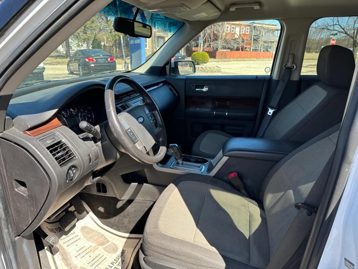 2009 WHITE FORD FLEX SEL (2FMEK62C89B) with an 3.5L engine, Automatic transmission, located at 1708 Broadway, Rockford, IL, 61104, (815) 397-5010, 42.252522, -89.069359 - Photo#7