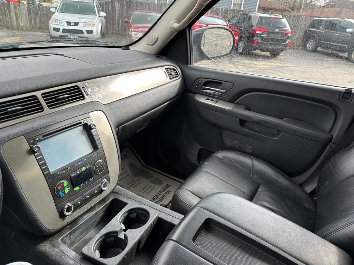 2010 BLACK CHEVROLET AVALANCHE LT (3GNNCFE07AG) with an 5.3L engine, Automatic transmission, located at 1708 Broadway, Rockford, IL, 61104, (815) 397-5010, 42.252522, -89.069359 - Photo#9