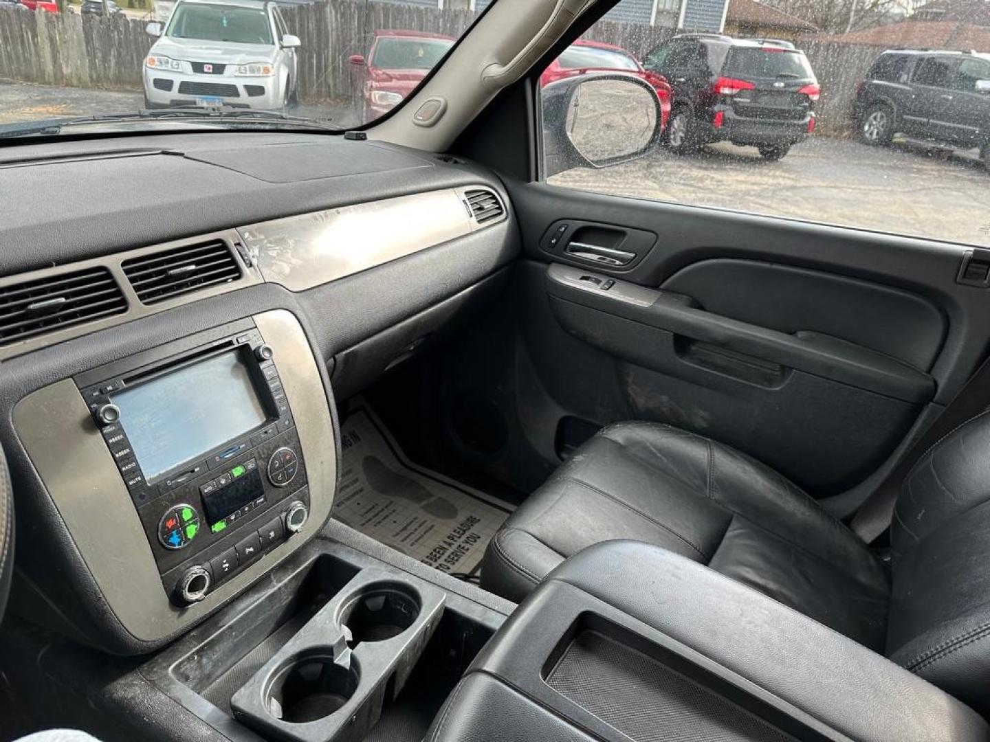 2010 BLACK CHEVROLET AVALANCHE LT (3GNNCFE07AG) with an 5.3L engine, Automatic transmission, located at 1708 Broadway, Rockford, IL, 61104, (815) 397-5010, 42.252522, -89.069359 - Photo#10
