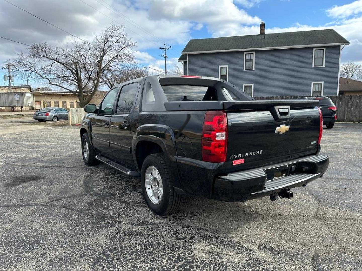 2010 BLACK CHEVROLET AVALANCHE LT (3GNNCFE07AG) with an 5.3L engine, Automatic transmission, located at 1708 Broadway, Rockford, IL, 61104, (815) 397-5010, 42.252522, -89.069359 - Photo#3