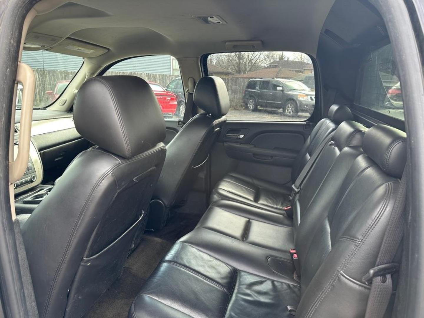 2010 BLACK CHEVROLET AVALANCHE LT (3GNNCFE07AG) with an 5.3L engine, Automatic transmission, located at 1708 Broadway, Rockford, IL, 61104, (815) 397-5010, 42.252522, -89.069359 - Photo#4