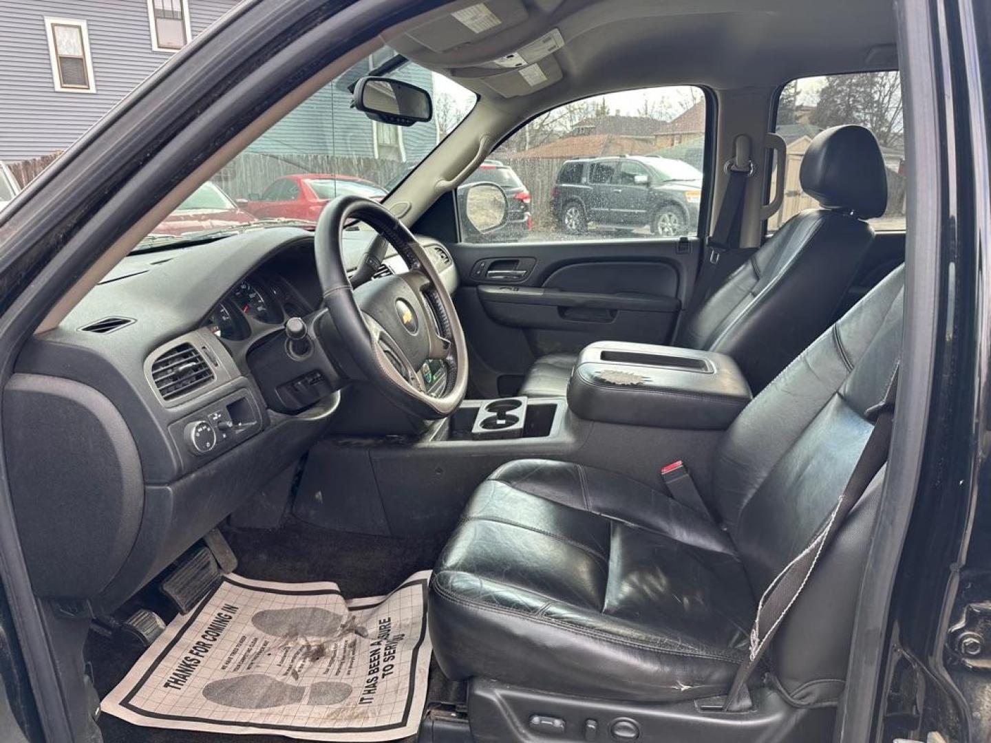 2010 BLACK CHEVROLET AVALANCHE LT (3GNNCFE07AG) with an 5.3L engine, Automatic transmission, located at 1708 Broadway, Rockford, IL, 61104, (815) 397-5010, 42.252522, -89.069359 - Photo#6