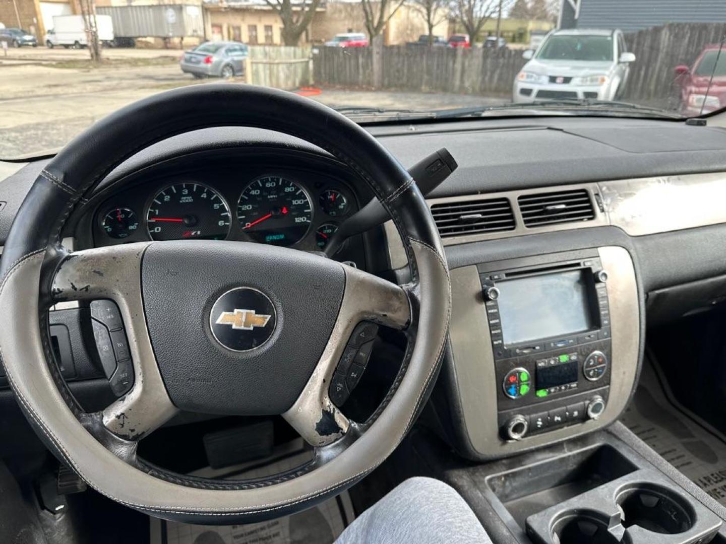 2010 BLACK CHEVROLET AVALANCHE LT (3GNNCFE07AG) with an 5.3L engine, Automatic transmission, located at 1708 Broadway, Rockford, IL, 61104, (815) 397-5010, 42.252522, -89.069359 - Photo#8