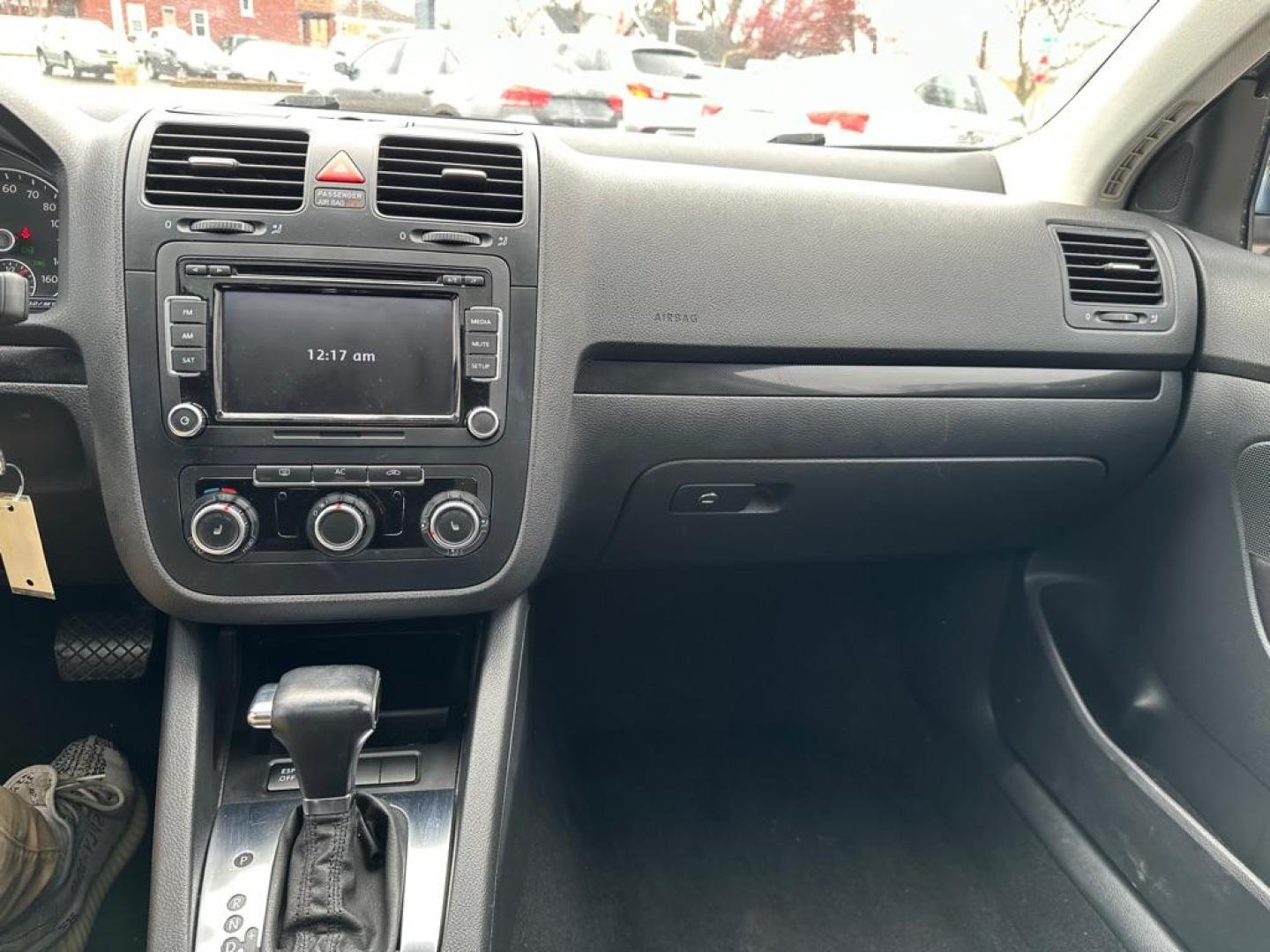 2010 BLUE VOLKSWAGEN JETTA SE (3VWRX7AJXAM) with an 2.5L engine, Automatic transmission, located at 1708 Broadway, Rockford, IL, 61104, (815) 397-5010, 42.252522, -89.069359 - Photo#11