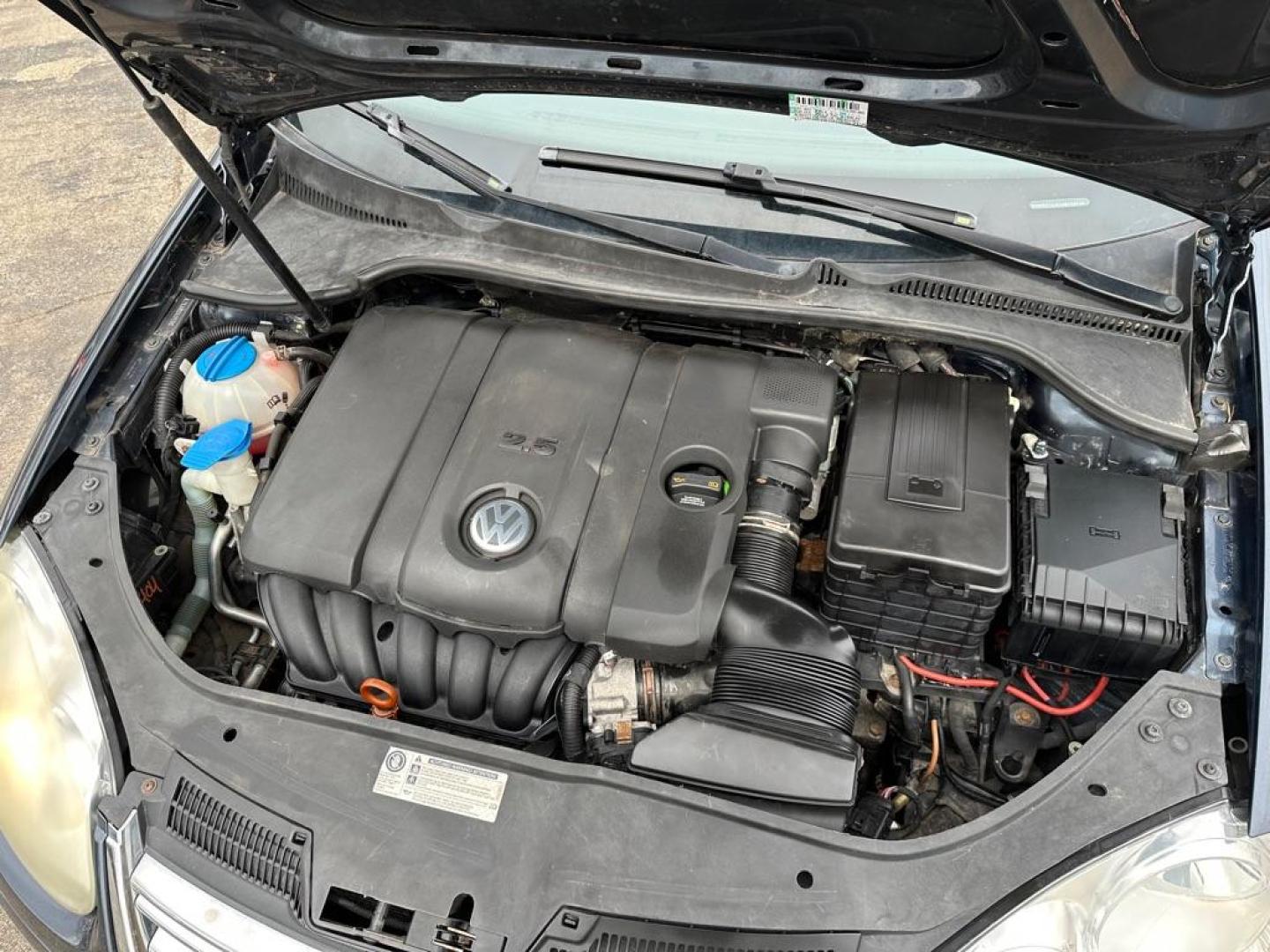 2010 BLUE VOLKSWAGEN JETTA SE (3VWRX7AJXAM) with an 2.5L engine, Automatic transmission, located at 1708 Broadway, Rockford, IL, 61104, (815) 397-5010, 42.252522, -89.069359 - Photo#13