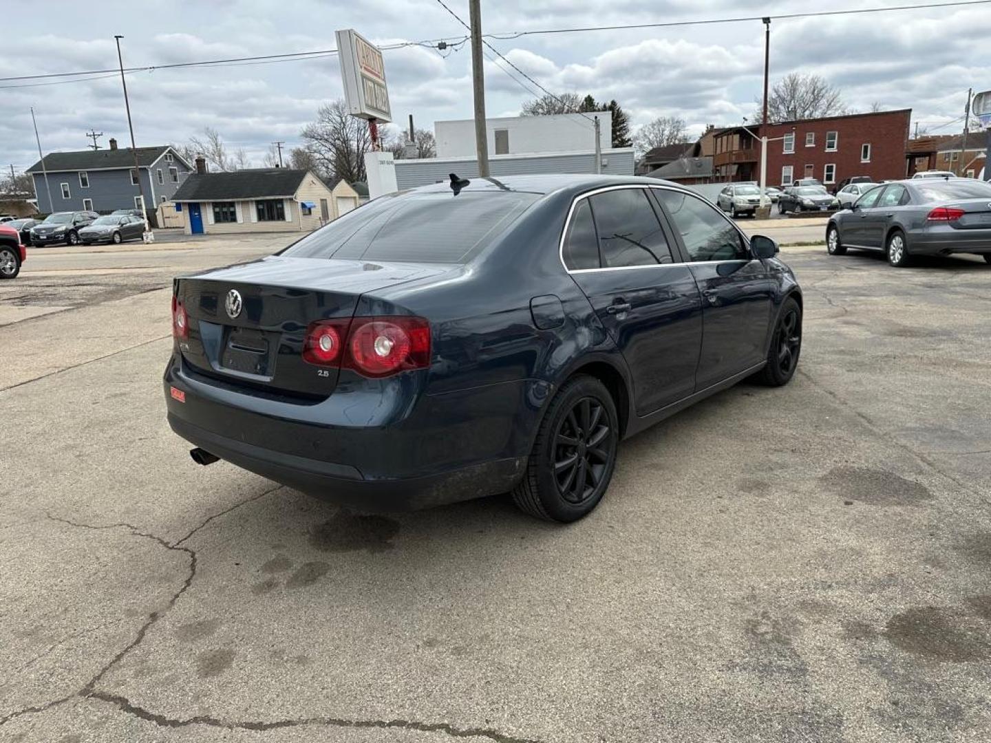2010 BLUE VOLKSWAGEN JETTA SE (3VWRX7AJXAM) with an 2.5L engine, Automatic transmission, located at 1708 Broadway, Rockford, IL, 61104, (815) 397-5010, 42.252522, -89.069359 - Photo#2