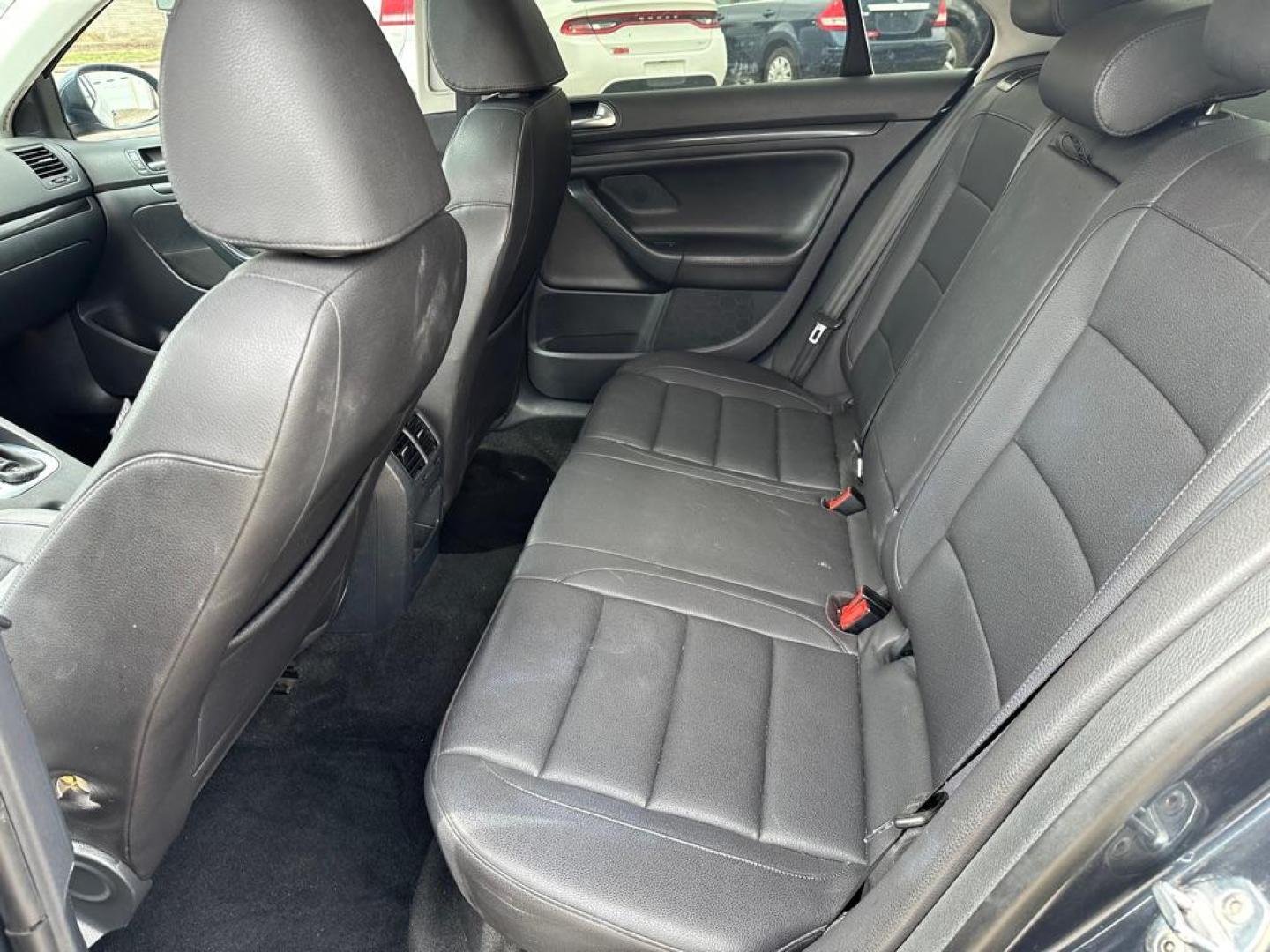 2010 BLUE VOLKSWAGEN JETTA SE (3VWRX7AJXAM) with an 2.5L engine, Automatic transmission, located at 1708 Broadway, Rockford, IL, 61104, (815) 397-5010, 42.252522, -89.069359 - Photo#4