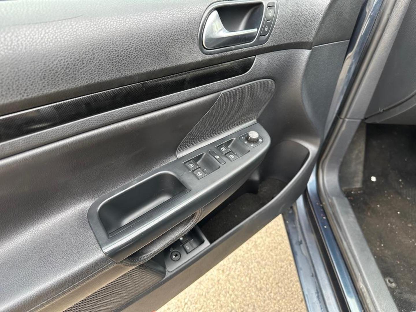 2010 BLUE VOLKSWAGEN JETTA SE (3VWRX7AJXAM) with an 2.5L engine, Automatic transmission, located at 1708 Broadway, Rockford, IL, 61104, (815) 397-5010, 42.252522, -89.069359 - Photo#6