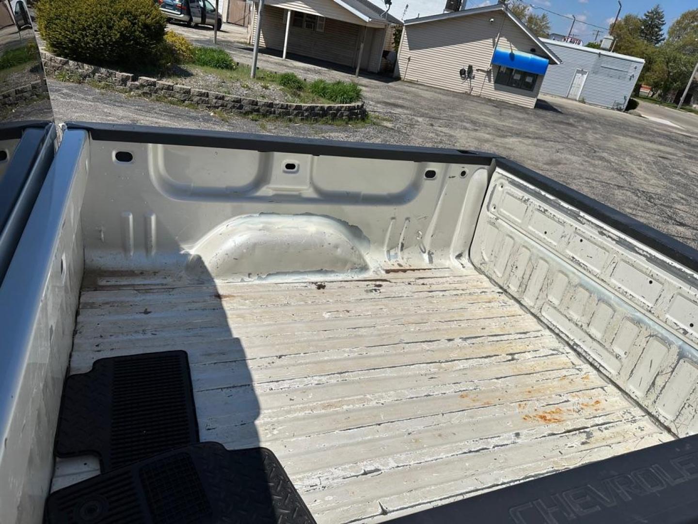 2014 WHITE CHEVROLET SILVERADO 1500 LT (3GCUKREC9EG) with an 5.3L engine, Automatic transmission, located at 1708 Broadway, Rockford, IL, 61104, (815) 397-5010, 42.252522, -89.069359 - Photo#5