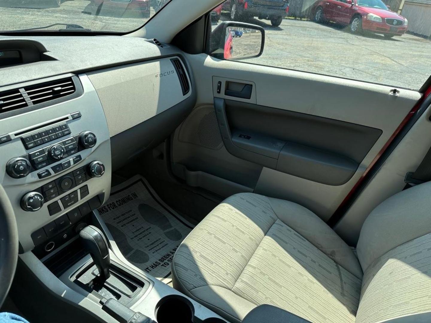 2008 RED FORD FOCUS SE (1FAHP35N78W) with an 2.0L engine, Automatic transmission, located at 1708 Broadway, Rockford, IL, 61104, (815) 397-5010, 42.252522, -89.069359 - Photo#10