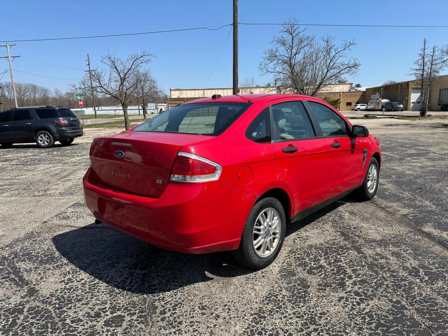 2008 RED FORD FOCUS SE (1FAHP35N78W) with an 2.0L engine, Automatic transmission, located at 1708 Broadway, Rockford, IL, 61104, (815) 397-5010, 42.252522, -89.069359 - Photo#2