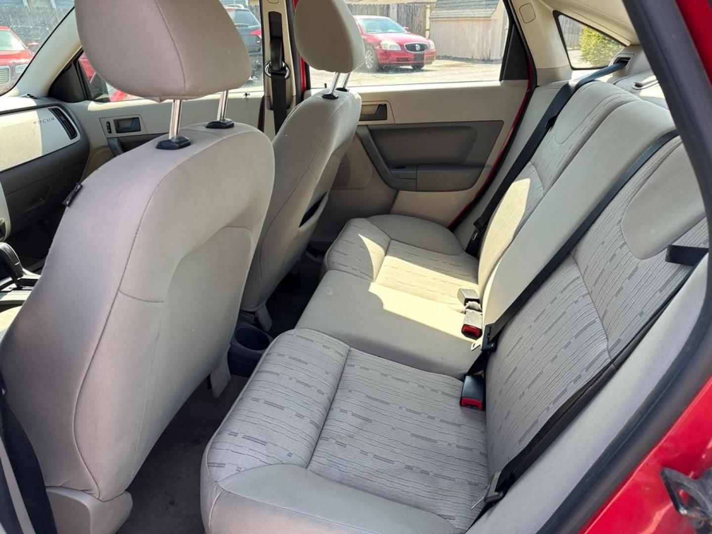 2008 RED FORD FOCUS SE (1FAHP35N78W) with an 2.0L engine, Automatic transmission, located at 1708 Broadway, Rockford, IL, 61104, (815) 397-5010, 42.252522, -89.069359 - Photo#4