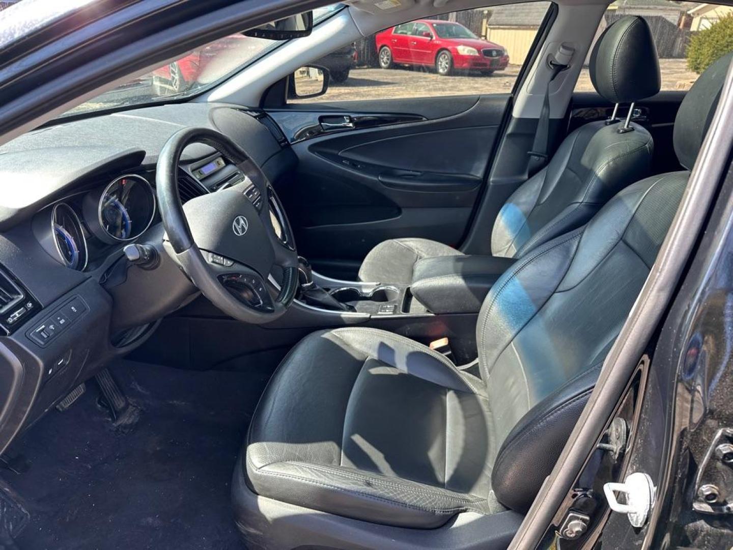 2012 BLACK HYUNDAI SONATA SE (5NPEC4AC7CH) with an 2.4L engine, Automatic transmission, located at 1708 Broadway, Rockford, IL, 61104, (815) 397-5010, 42.252522, -89.069359 - Photo#6