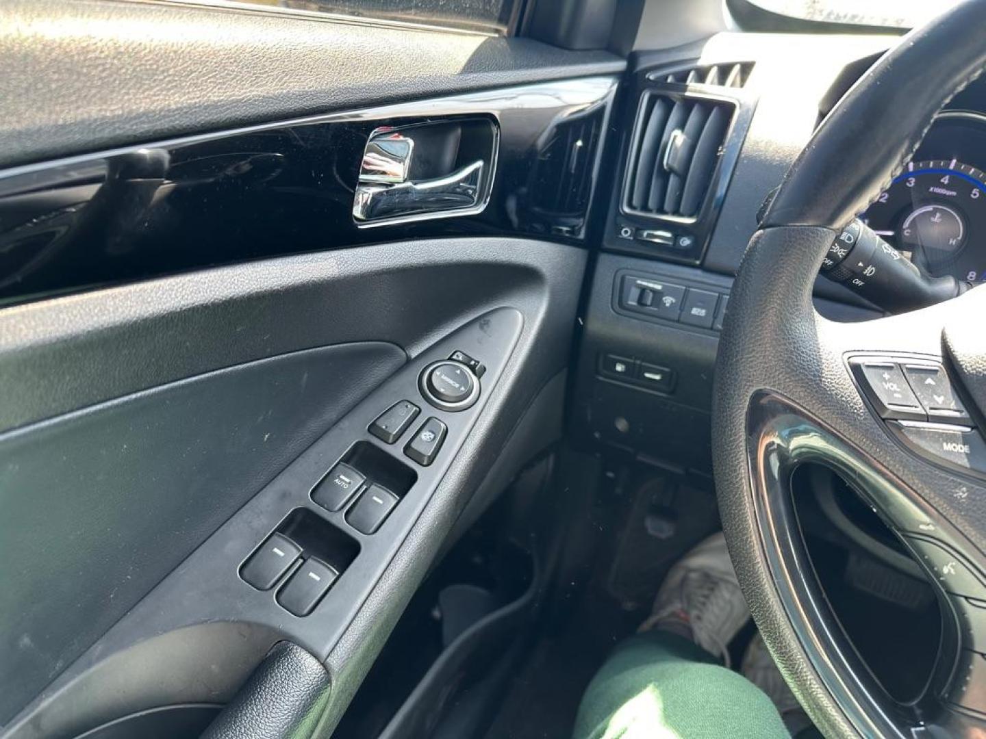 2012 BLACK HYUNDAI SONATA SE (5NPEC4AC7CH) with an 2.4L engine, Automatic transmission, located at 1708 Broadway, Rockford, IL, 61104, (815) 397-5010, 42.252522, -89.069359 - Photo#7