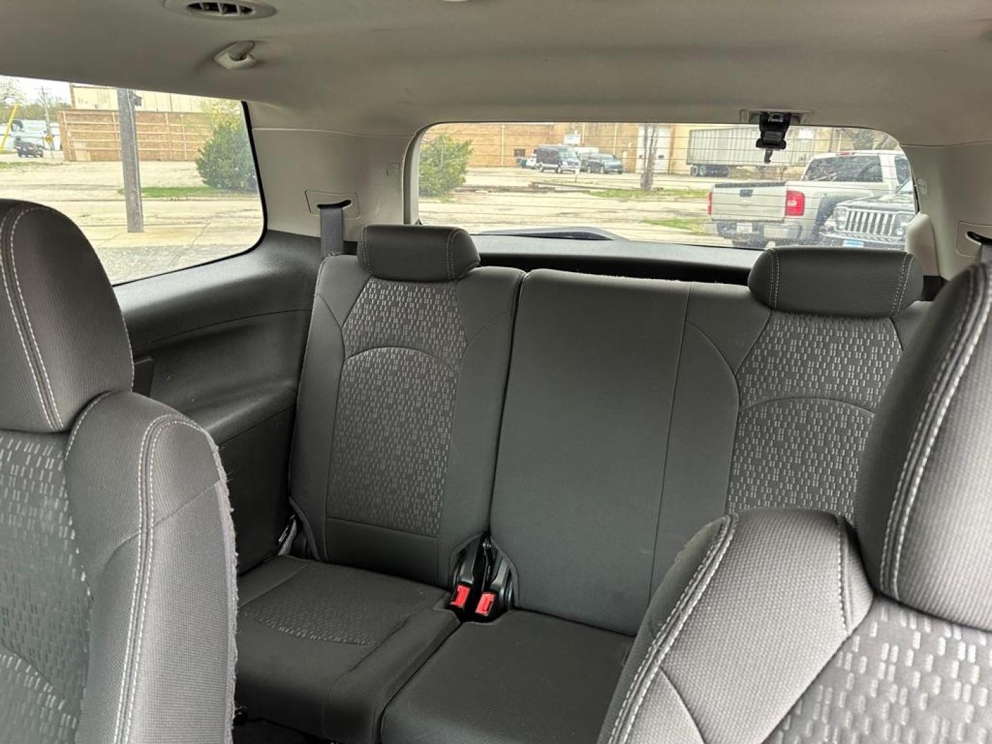 2014 GRAY GMC ACADIA SLE (1GKKRPKD4EJ) with an 3.6L engine, Automatic transmission, located at 1708 Broadway, Rockford, IL, 61104, (815) 397-5010, 42.252522, -89.069359 - Photo#5