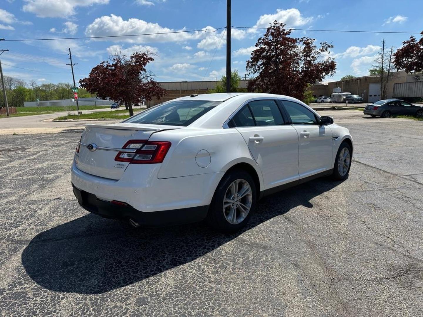 2015 WHITE FORD TAURUS SEL (1FAHP2E83FG) with an 3.5L engine, Automatic transmission, located at 1708 Broadway, Rockford, IL, 61104, (815) 397-5010, 42.252522, -89.069359 - Photo#2
