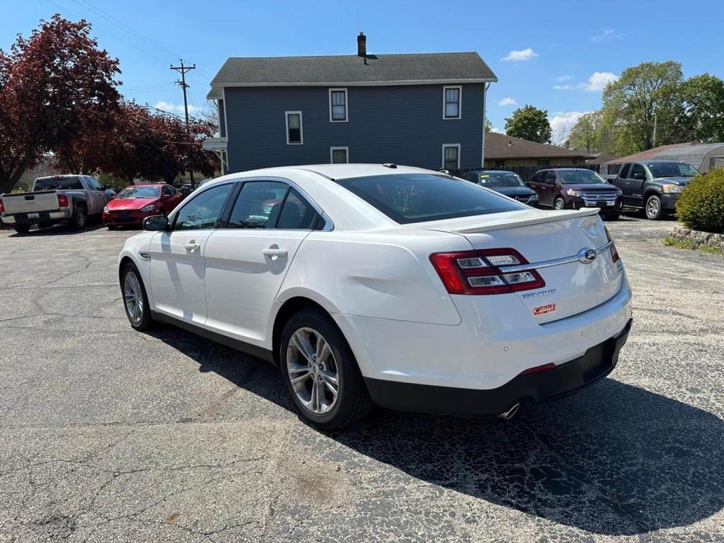 2015 WHITE FORD TAURUS SEL (1FAHP2E83FG) with an 3.5L engine, Automatic transmission, located at 1708 Broadway, Rockford, IL, 61104, (815) 397-5010, 42.252522, -89.069359 - Photo#3