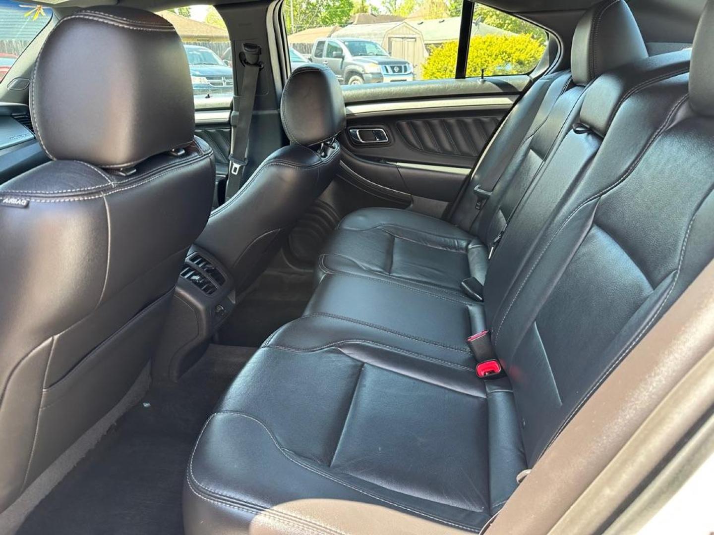 2015 WHITE FORD TAURUS SEL (1FAHP2E83FG) with an 3.5L engine, Automatic transmission, located at 1708 Broadway, Rockford, IL, 61104, (815) 397-5010, 42.252522, -89.069359 - Photo#4