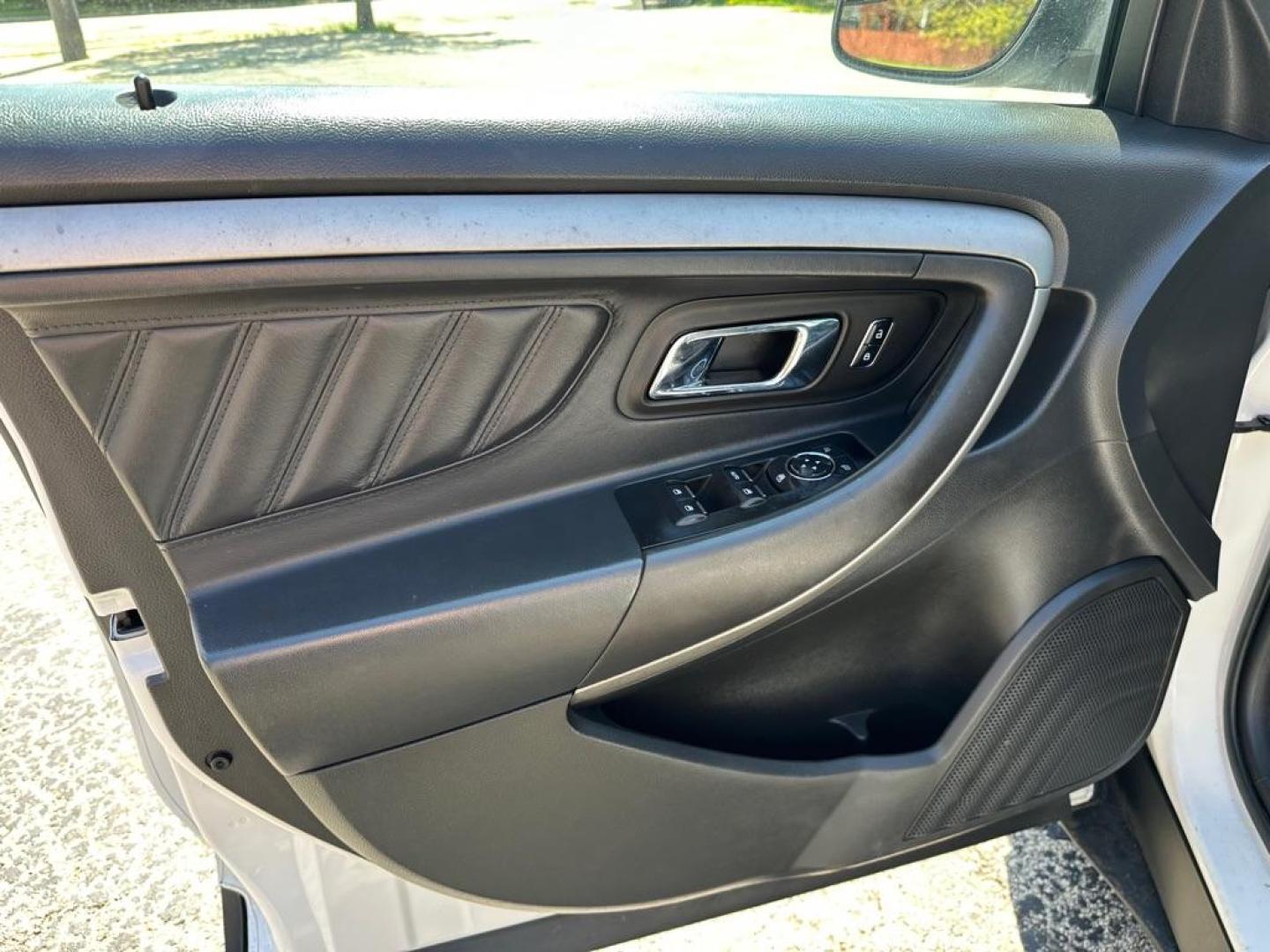 2015 WHITE FORD TAURUS SEL (1FAHP2E83FG) with an 3.5L engine, Automatic transmission, located at 1708 Broadway, Rockford, IL, 61104, (815) 397-5010, 42.252522, -89.069359 - Photo#7
