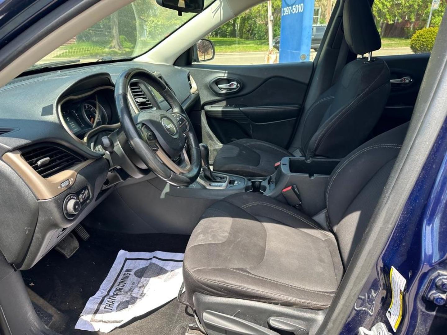 2015 BLUE JEEP CHEROKEE LATITUDE (1C4PJMCB0FW) with an 2.4L engine, Automatic transmission, located at 1708 Broadway, Rockford, IL, 61104, (815) 397-5010, 42.252522, -89.069359 - Photo#7