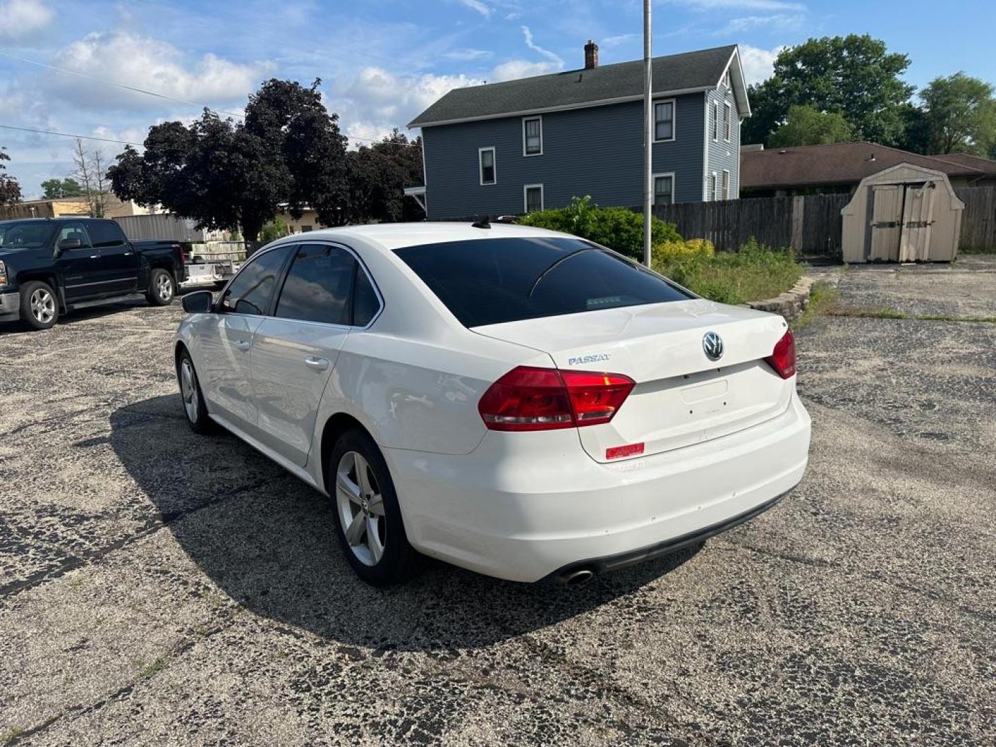 2013 WHITE VOLKSWAGEN PASSAT SE (1VWBP7A36DC) with an 2.5L engine, Automatic transmission, located at 1708 Broadway, Rockford, IL, 61104, (815) 397-5010, 42.252522, -89.069359 - Photo#5