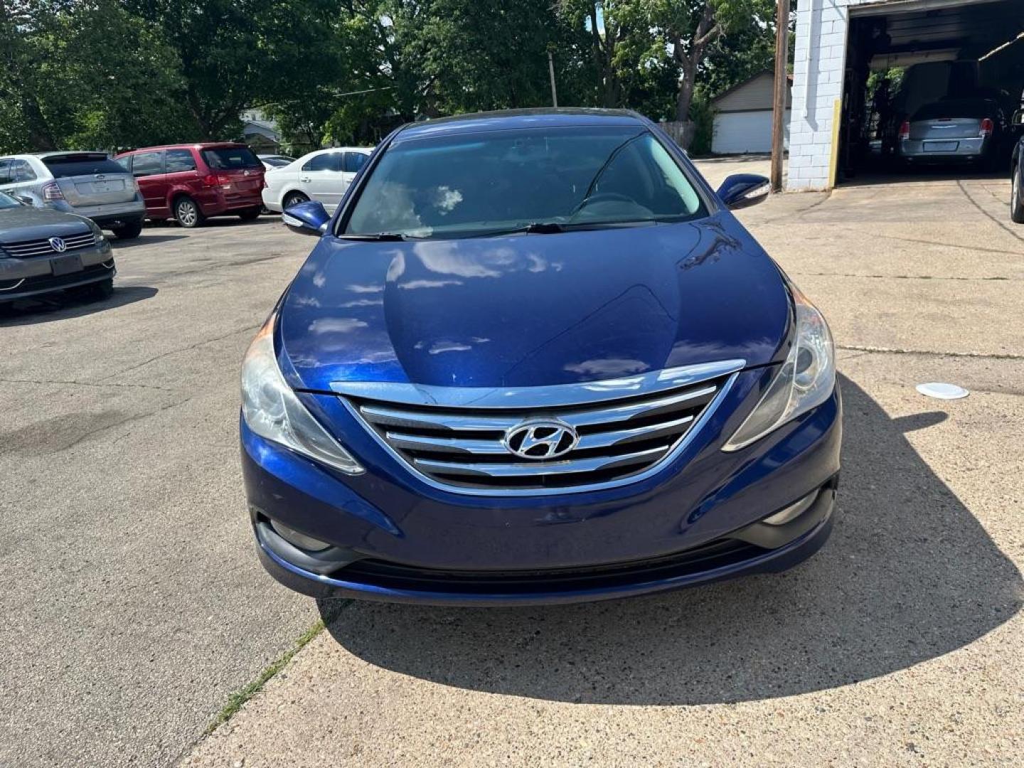 2014 BLUE HYUNDAI SONATA SE (5NPEC4AC8EH) with an 2.4L engine, Automatic transmission, located at 1708 Broadway, Rockford, IL, 61104, (815) 397-5010, 42.252522, -89.069359 - Photo#1