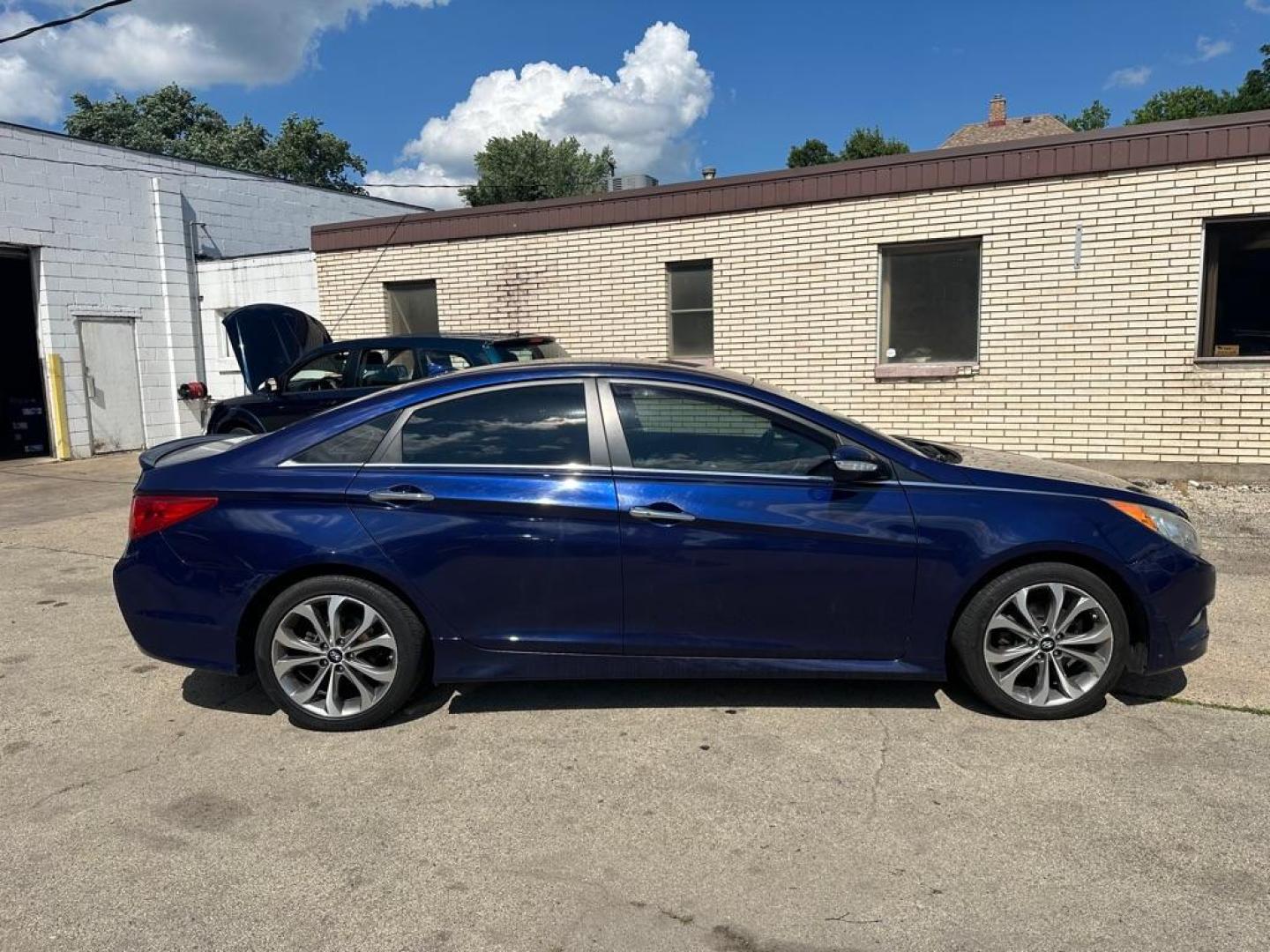 2014 BLUE HYUNDAI SONATA SE (5NPEC4AC8EH) with an 2.4L engine, Automatic transmission, located at 1708 Broadway, Rockford, IL, 61104, (815) 397-5010, 42.252522, -89.069359 - Photo#3