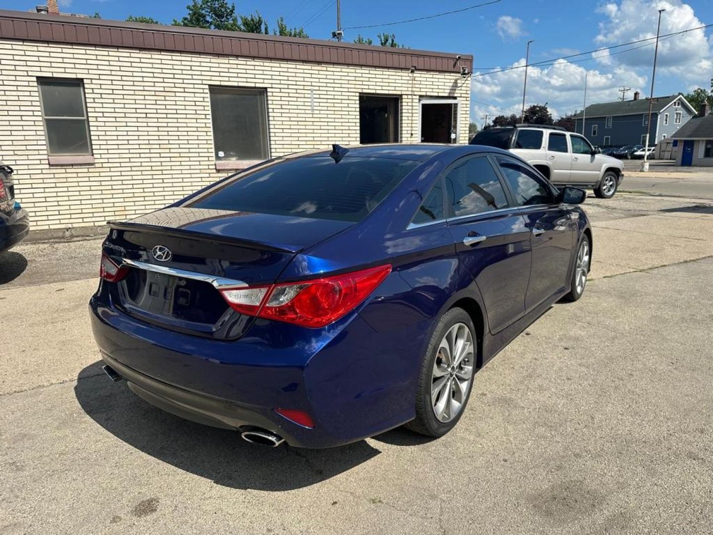 2014 BLUE HYUNDAI SONATA SE (5NPEC4AC8EH) with an 2.4L engine, Automatic transmission, located at 1708 Broadway, Rockford, IL, 61104, (815) 397-5010, 42.252522, -89.069359 - Photo#4
