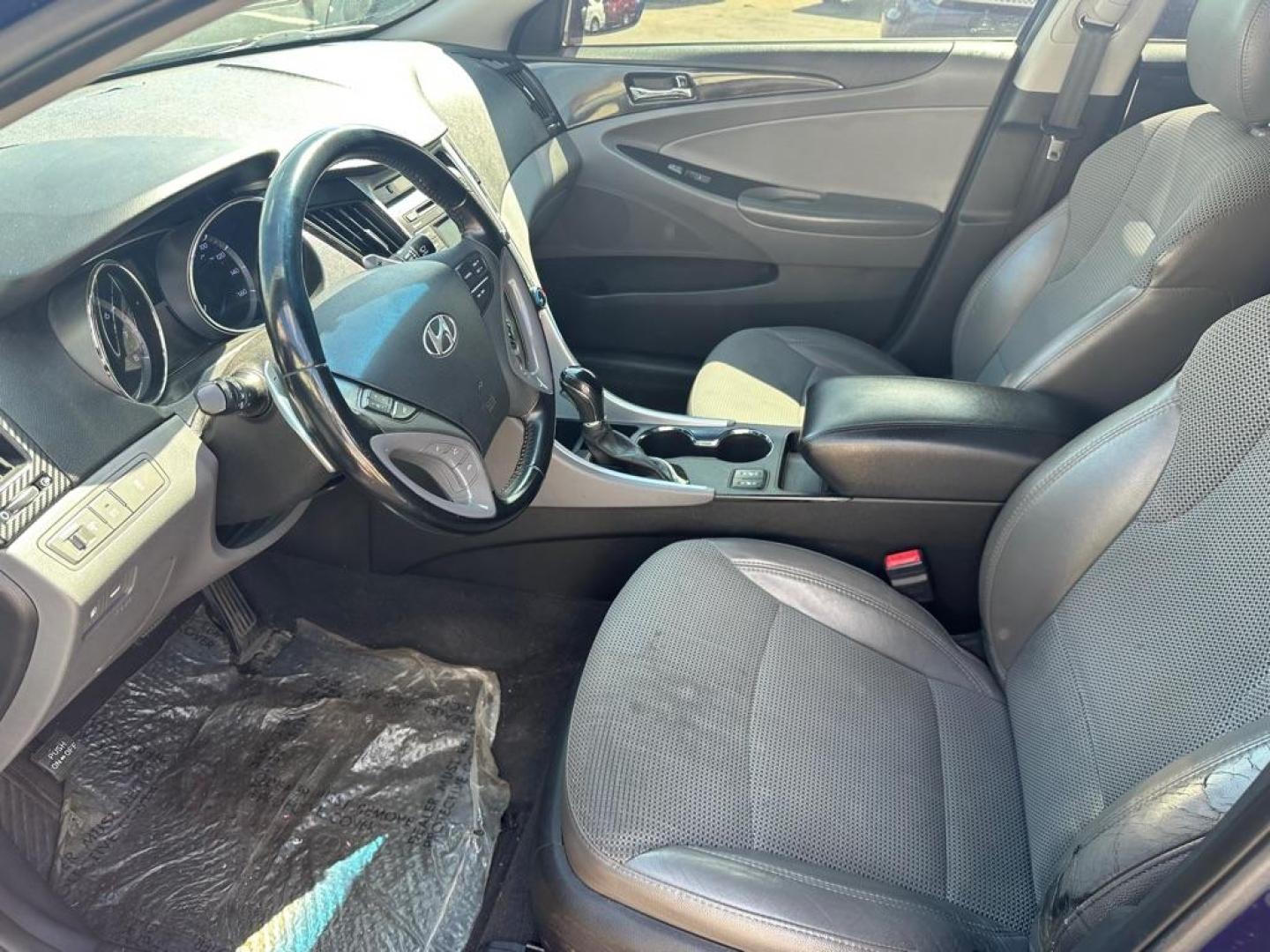 2014 BLUE HYUNDAI SONATA SE (5NPEC4AC8EH) with an 2.4L engine, Automatic transmission, located at 1708 Broadway, Rockford, IL, 61104, (815) 397-5010, 42.252522, -89.069359 - Photo#9