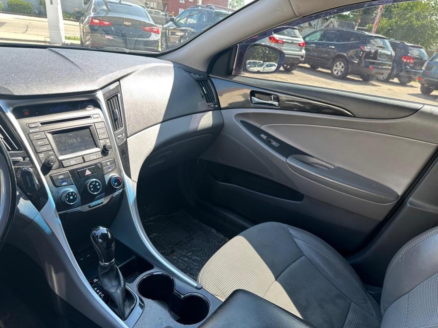 2014 BLUE HYUNDAI SONATA SE (5NPEC4AC8EH) with an 2.4L engine, Automatic transmission, located at 1708 Broadway, Rockford, IL, 61104, (815) 397-5010, 42.252522, -89.069359 - Photo#13
