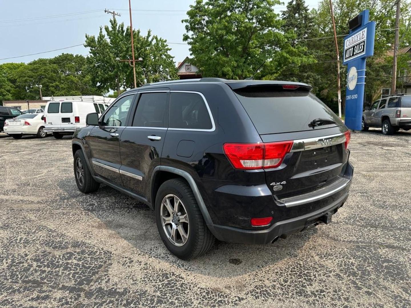 2011 BLUE JEEP GRAND CHEROKEE OVERLAND (1J4RR6GT9BC) with an 5.7L engine, Automatic transmission, located at 1708 Broadway, Rockford, IL, 61104, (815) 397-5010, 42.252522, -89.069359 - Photo#3