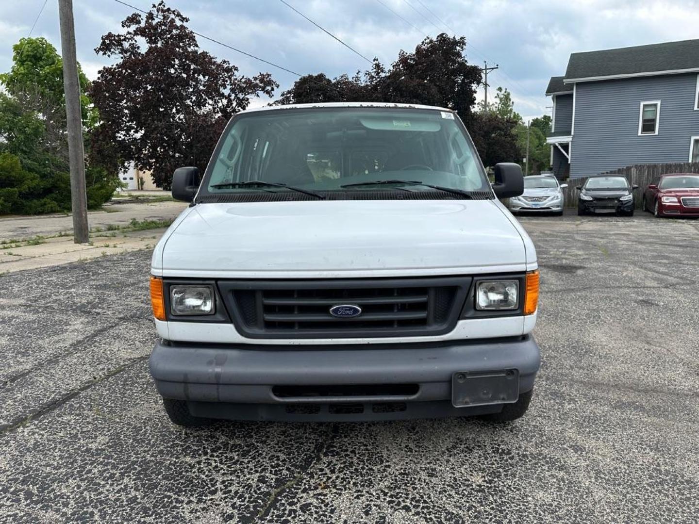 2006 WHITE FORD ECONOLINE E150 VAN (1FTRE14W86D) with an 4.6L engine, Automatic transmission, located at 1708 Broadway, Rockford, IL, 61104, (815) 397-5010, 42.252522, -89.069359 - Photo#1