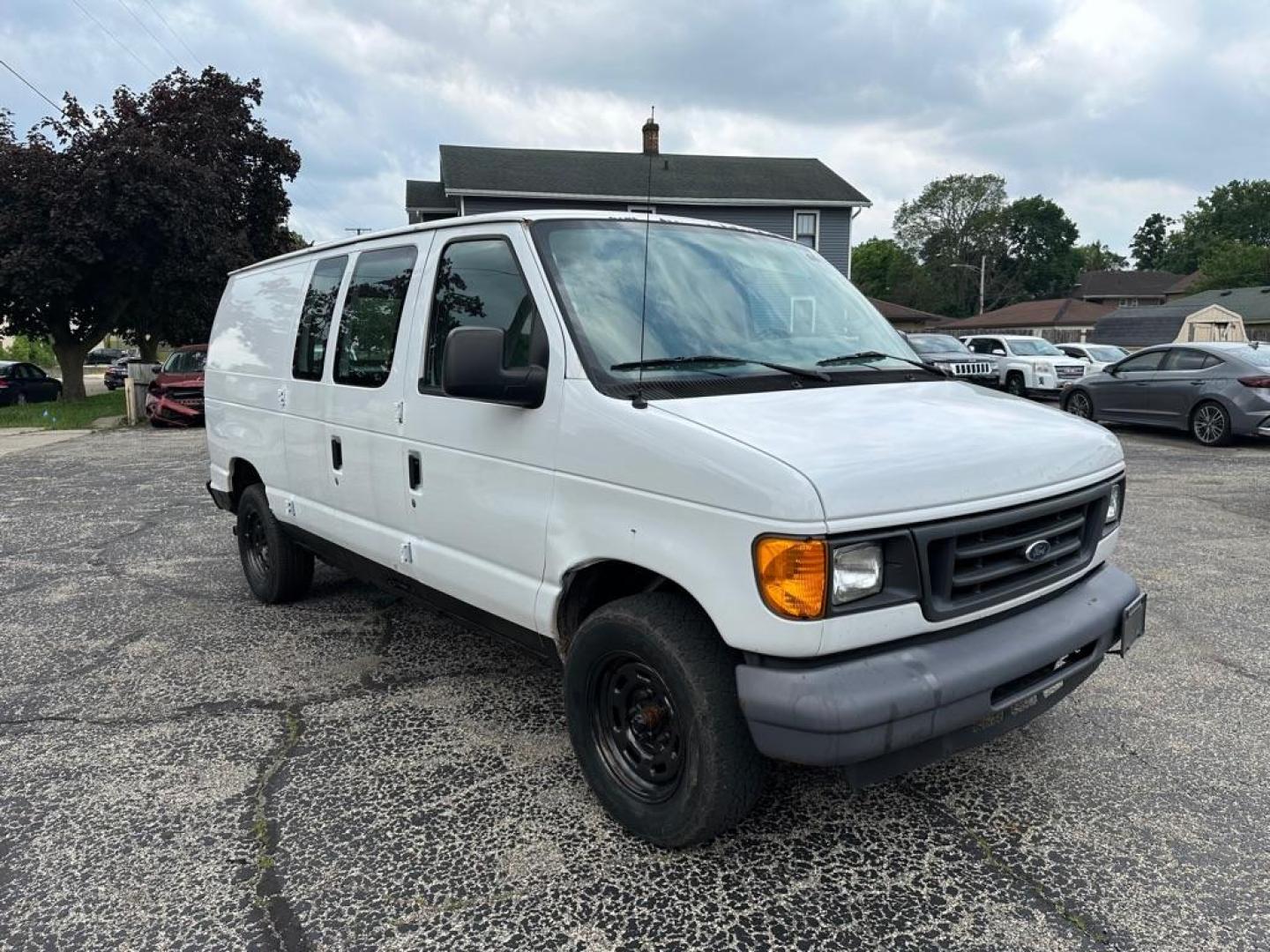 2006 WHITE FORD ECONOLINE E150 VAN (1FTRE14W86D) with an 4.6L engine, Automatic transmission, located at 1708 Broadway, Rockford, IL, 61104, (815) 397-5010, 42.252522, -89.069359 - Photo#2