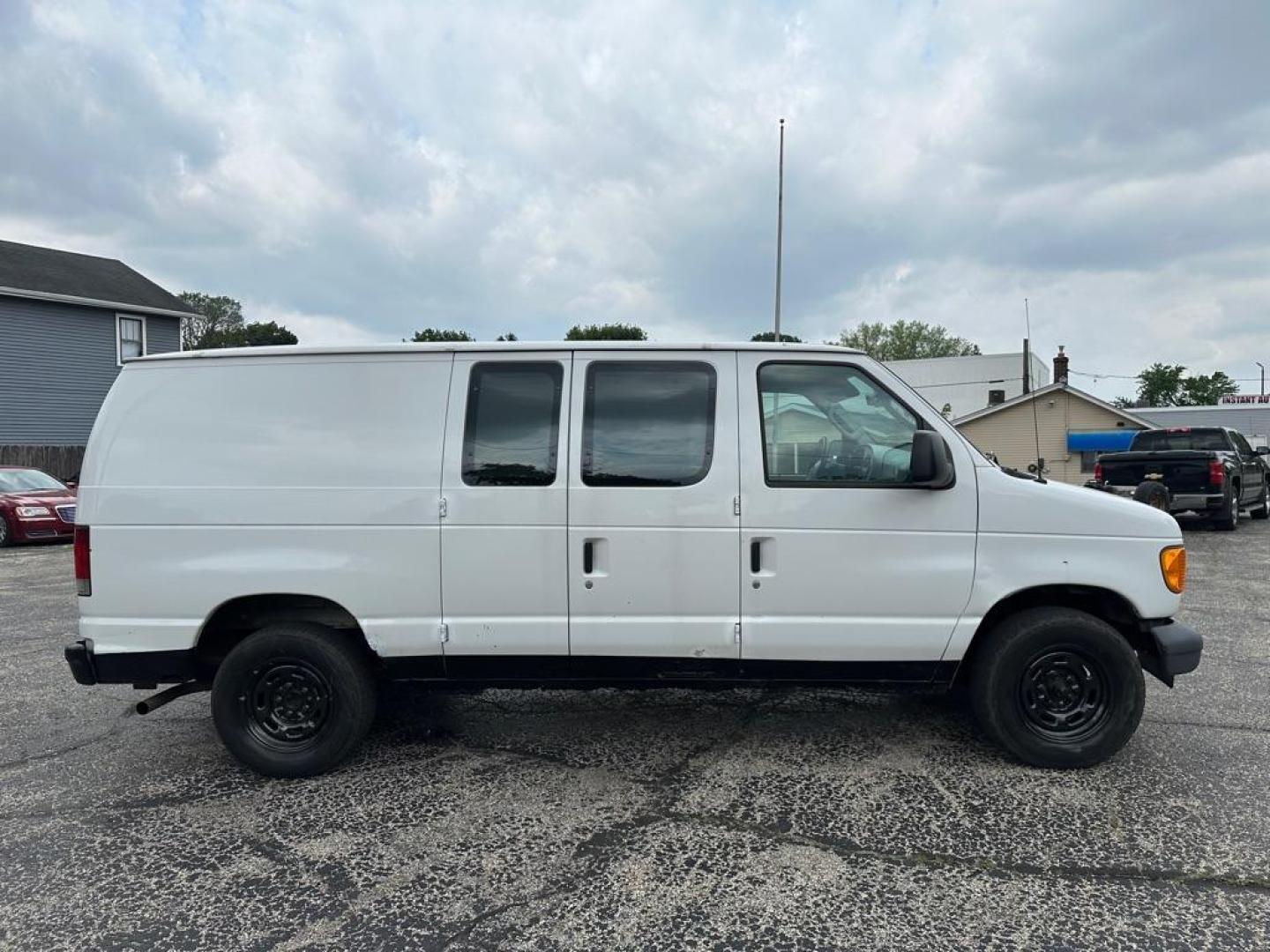2006 WHITE FORD ECONOLINE E150 VAN (1FTRE14W86D) with an 4.6L engine, Automatic transmission, located at 1708 Broadway, Rockford, IL, 61104, (815) 397-5010, 42.252522, -89.069359 - Photo#3