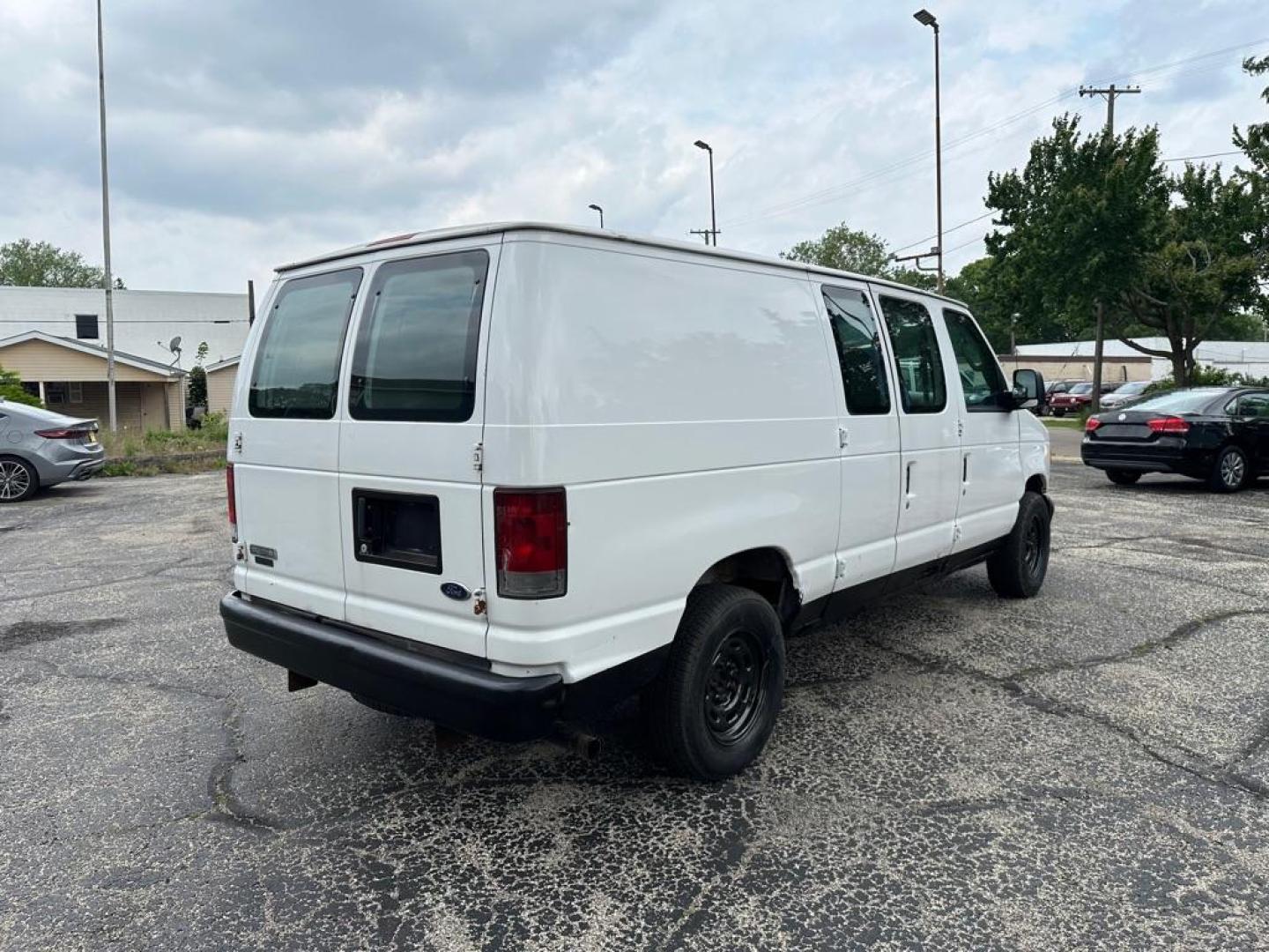 2006 WHITE FORD ECONOLINE E150 VAN (1FTRE14W86D) with an 4.6L engine, Automatic transmission, located at 1708 Broadway, Rockford, IL, 61104, (815) 397-5010, 42.252522, -89.069359 - Photo#4