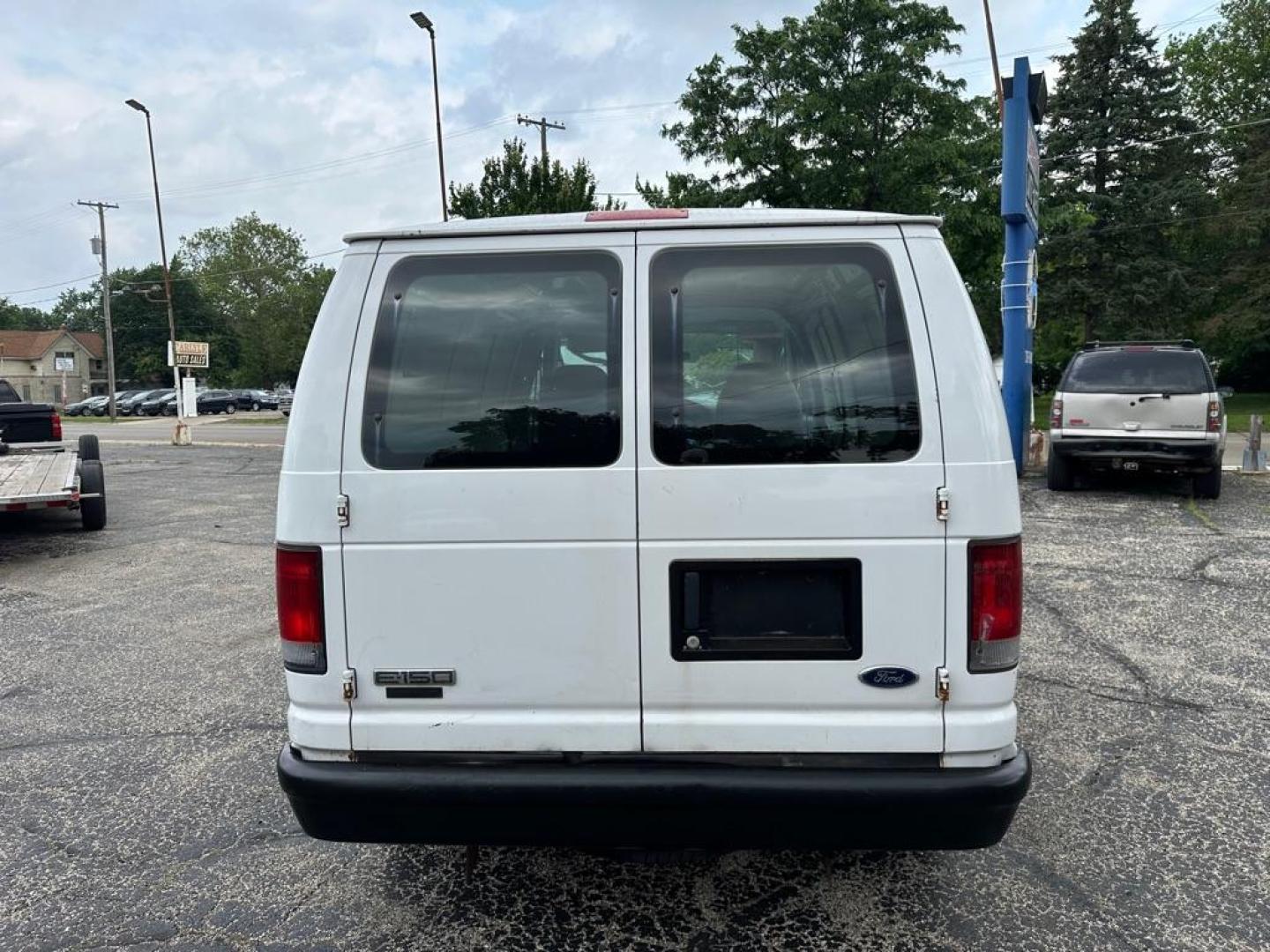 2006 WHITE FORD ECONOLINE E150 VAN (1FTRE14W86D) with an 4.6L engine, Automatic transmission, located at 1708 Broadway, Rockford, IL, 61104, (815) 397-5010, 42.252522, -89.069359 - Photo#5
