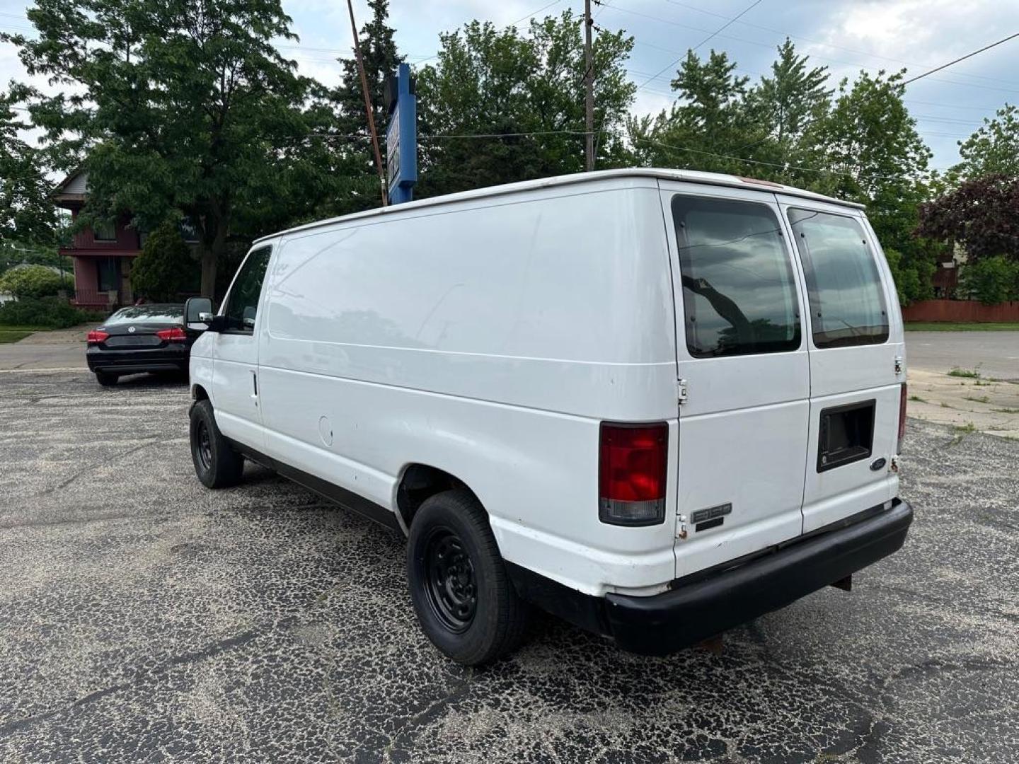 2006 WHITE FORD ECONOLINE E150 VAN (1FTRE14W86D) with an 4.6L engine, Automatic transmission, located at 1708 Broadway, Rockford, IL, 61104, (815) 397-5010, 42.252522, -89.069359 - Photo#6