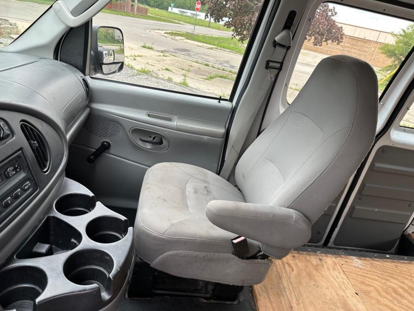 2006 WHITE FORD ECONOLINE E150 VAN (1FTRE14W86D) with an 4.6L engine, Automatic transmission, located at 1708 Broadway, Rockford, IL, 61104, (815) 397-5010, 42.252522, -89.069359 - Photo#12