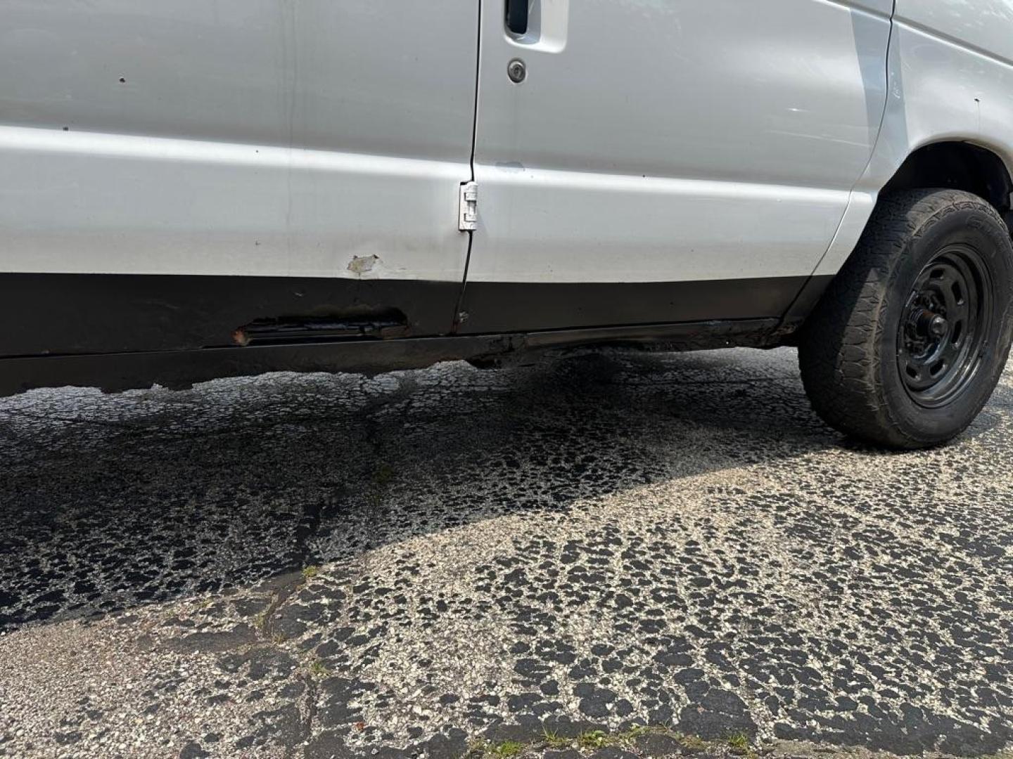 2006 WHITE FORD ECONOLINE E150 VAN (1FTRE14W86D) with an 4.6L engine, Automatic transmission, located at 1708 Broadway, Rockford, IL, 61104, (815) 397-5010, 42.252522, -89.069359 - Photo#16