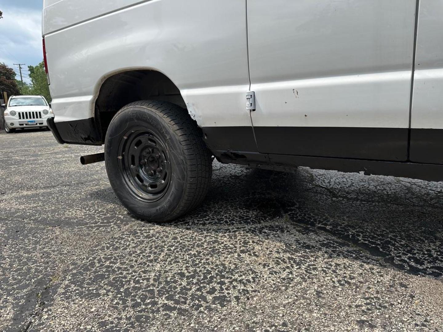 2006 WHITE FORD ECONOLINE E150 VAN (1FTRE14W86D) with an 4.6L engine, Automatic transmission, located at 1708 Broadway, Rockford, IL, 61104, (815) 397-5010, 42.252522, -89.069359 - Photo#17