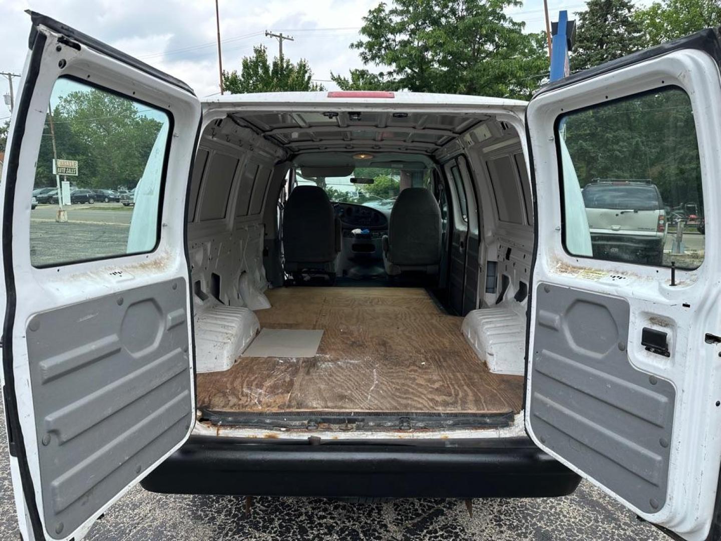 2006 WHITE FORD ECONOLINE E150 VAN (1FTRE14W86D) with an 4.6L engine, Automatic transmission, located at 1708 Broadway, Rockford, IL, 61104, (815) 397-5010, 42.252522, -89.069359 - Photo#18