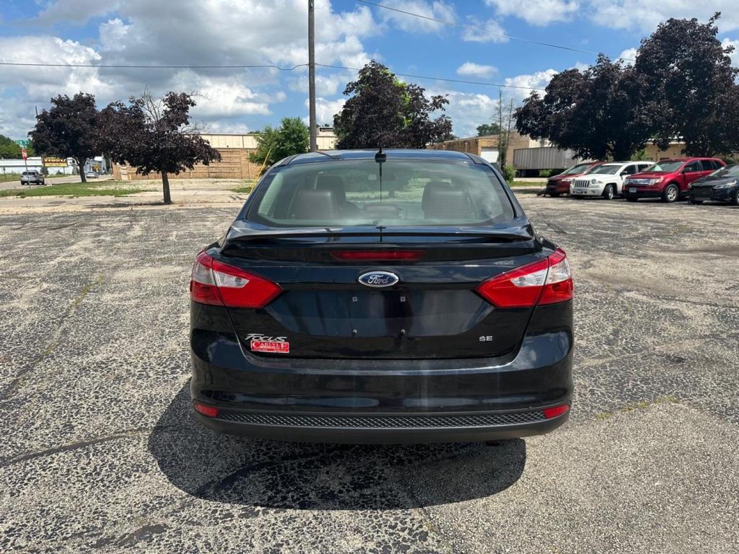 2012 BLACK FORD FOCUS SE (1FAHP3F2XCL) with an 2.0L engine, Automatic transmission, located at 1708 Broadway, Rockford, IL, 61104, (815) 397-5010, 42.252522, -89.069359 - Photo#4